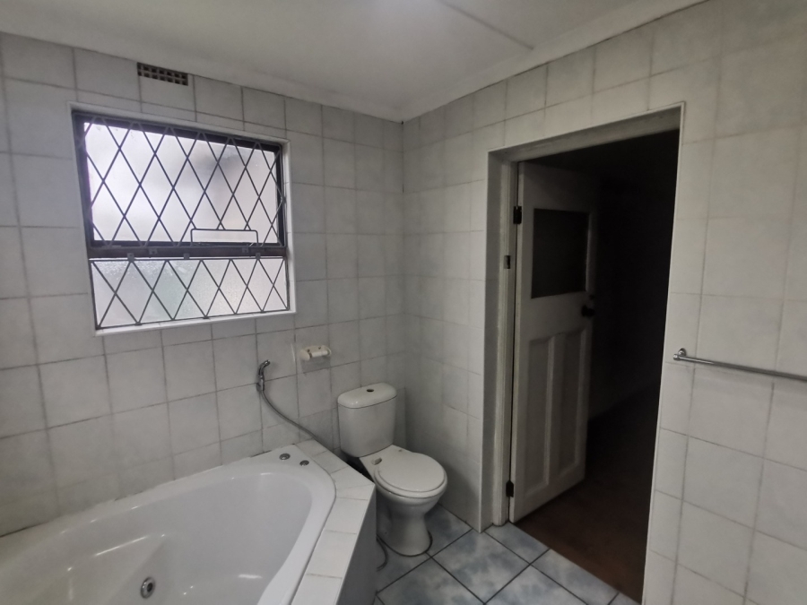 To Let 4 Bedroom Property for Rent in Vincent Eastern Cape